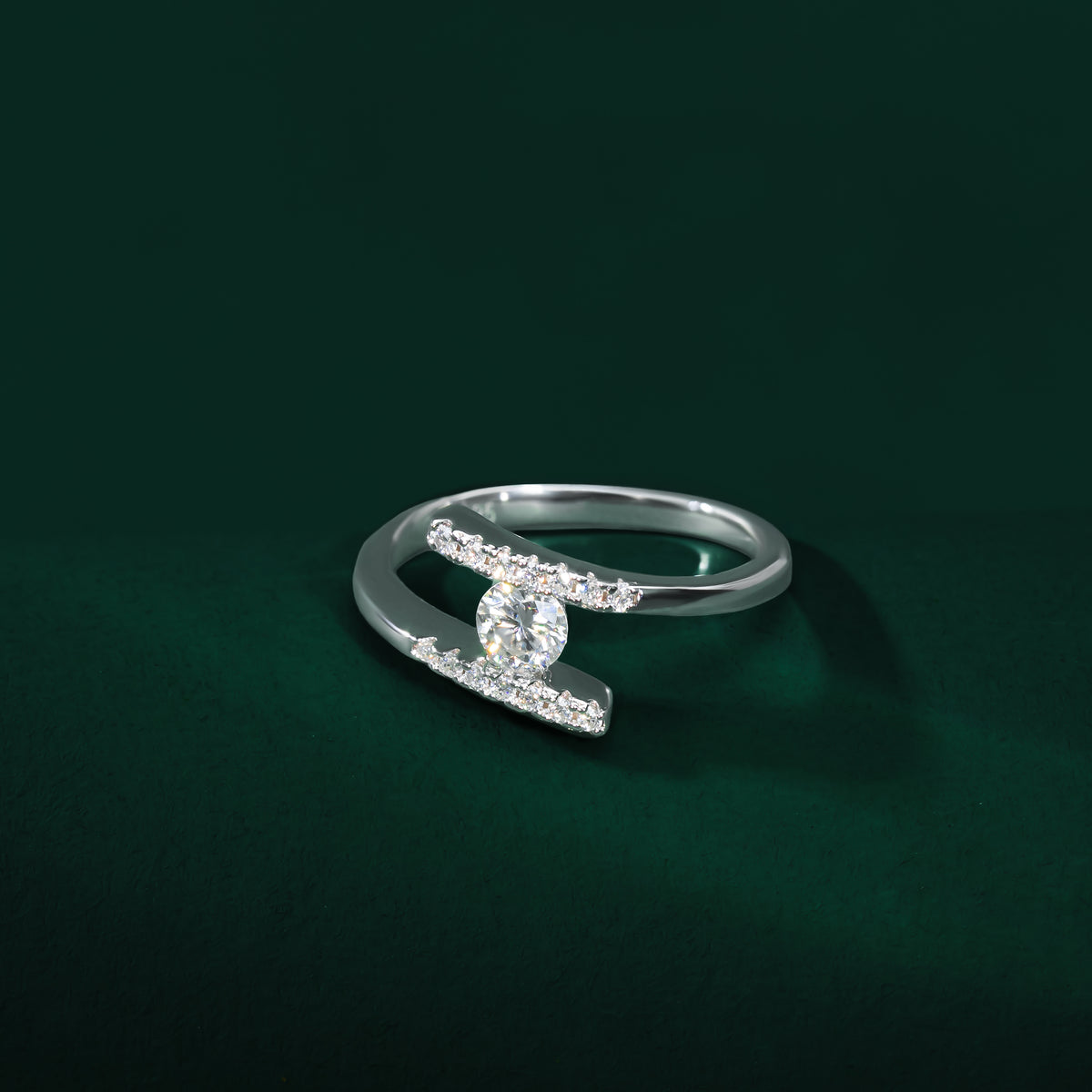 Ede - Crossing Moissanite Ring