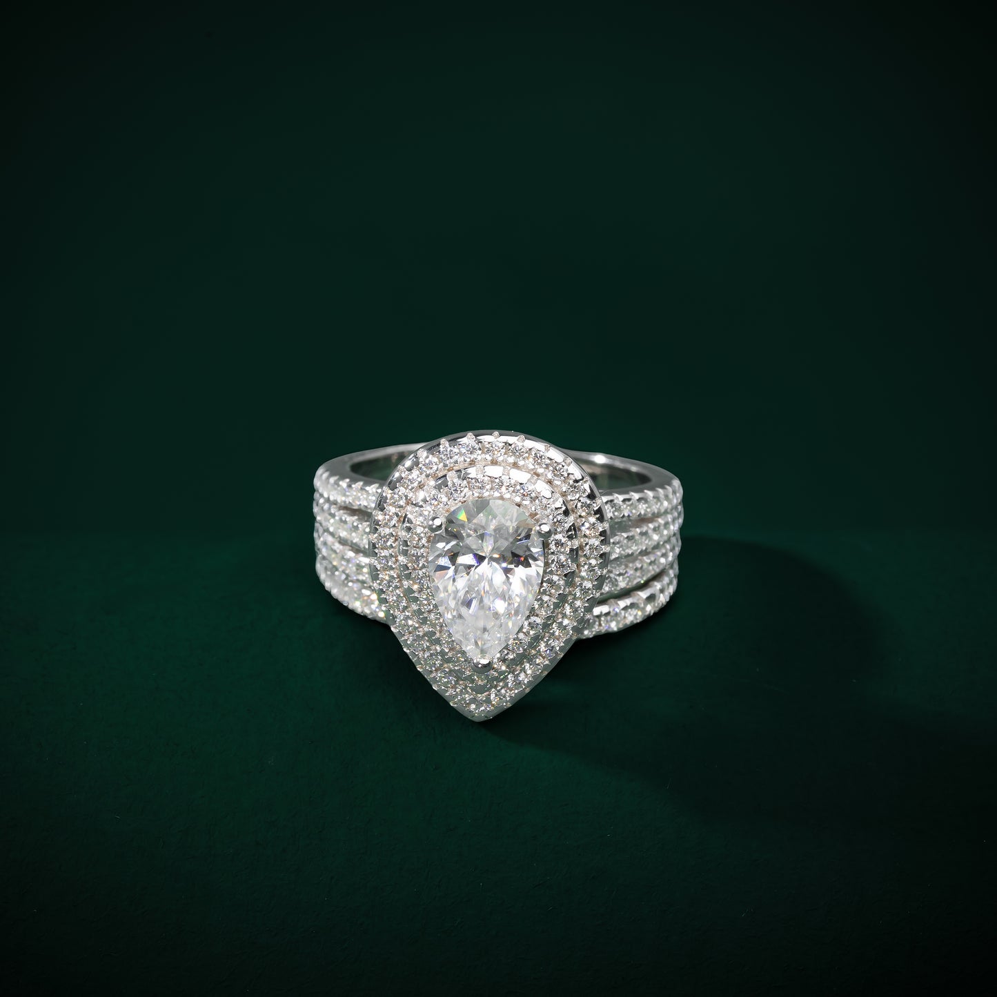 Charleston - Grand Pear-Cut Moissanite Ring Set