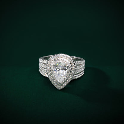 Charleston - Grand Pear-Cut Moissanite Ring Set