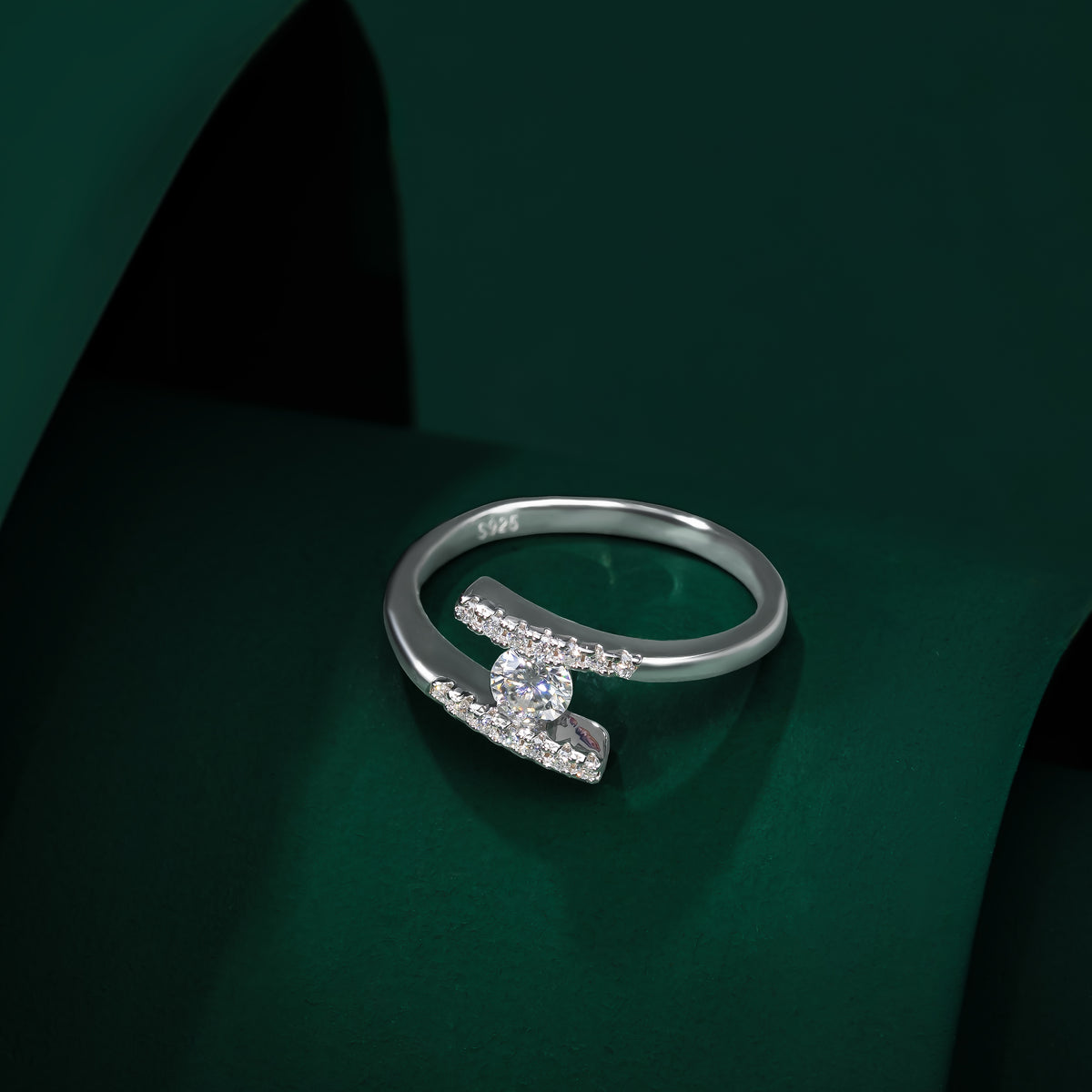 Ede - Crossing Moissanite Ring