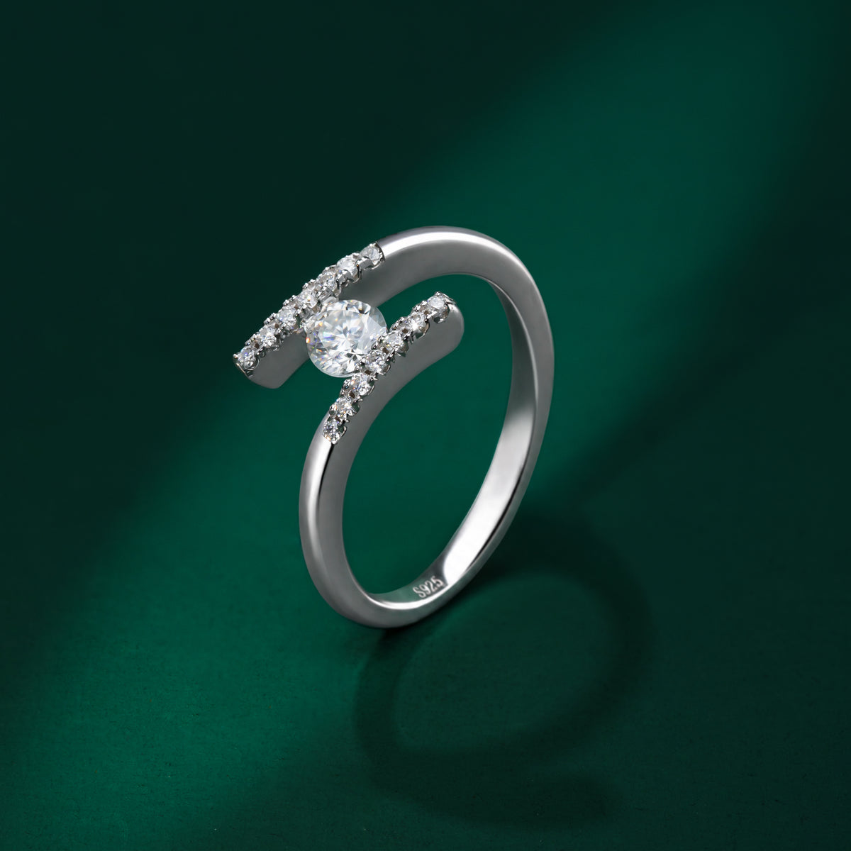 Ede - Crossing Moissanite Ring