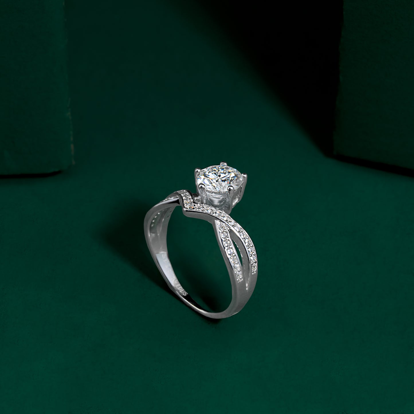 Hove - Round Cut Crossover Moissanite Ring