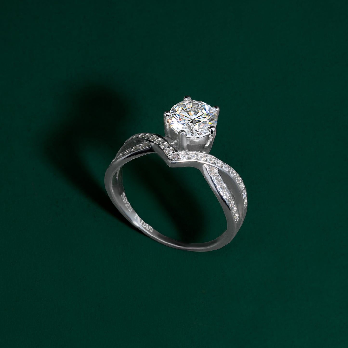 Hove - Round Cut Crossover Moissanite Ring