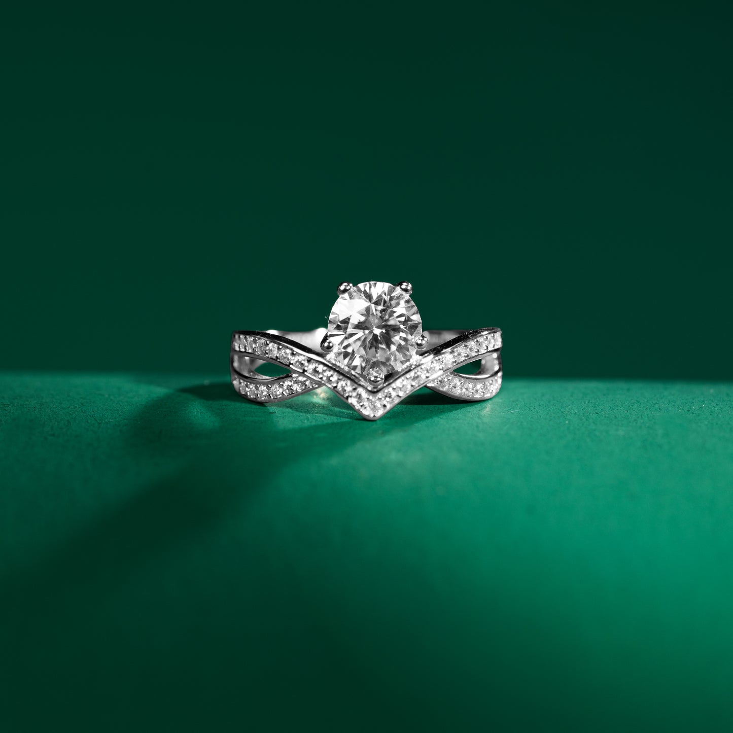 Hove - Round Cut Crossover Moissanite Ring