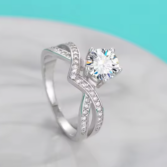 Hove - Round Cut Crossover Moissanite Ring
