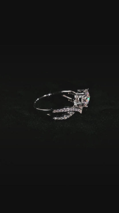 Hove - Round Cut Crossover Moissanite Ring